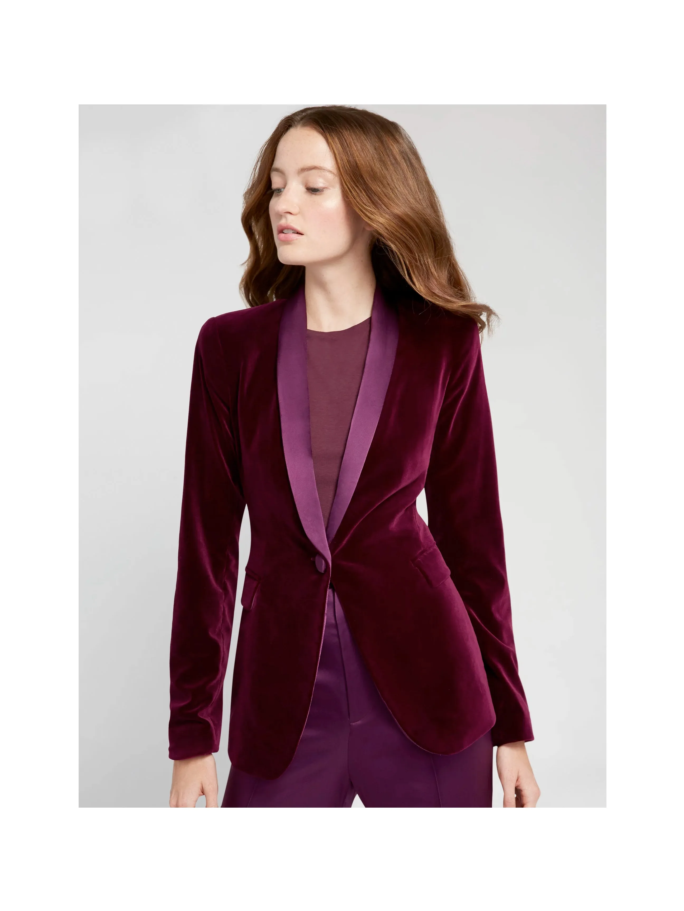 Alice   Olivia - Macey Fitted Strong Shoulder Velvet Blazer in Merlot