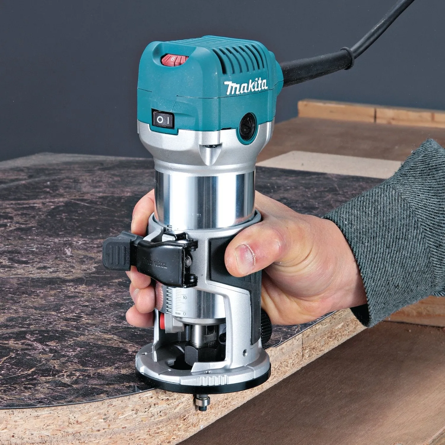 Makita (RT0701C-R) 1-1/4 HP Compact Router (Factory Reconditioned)