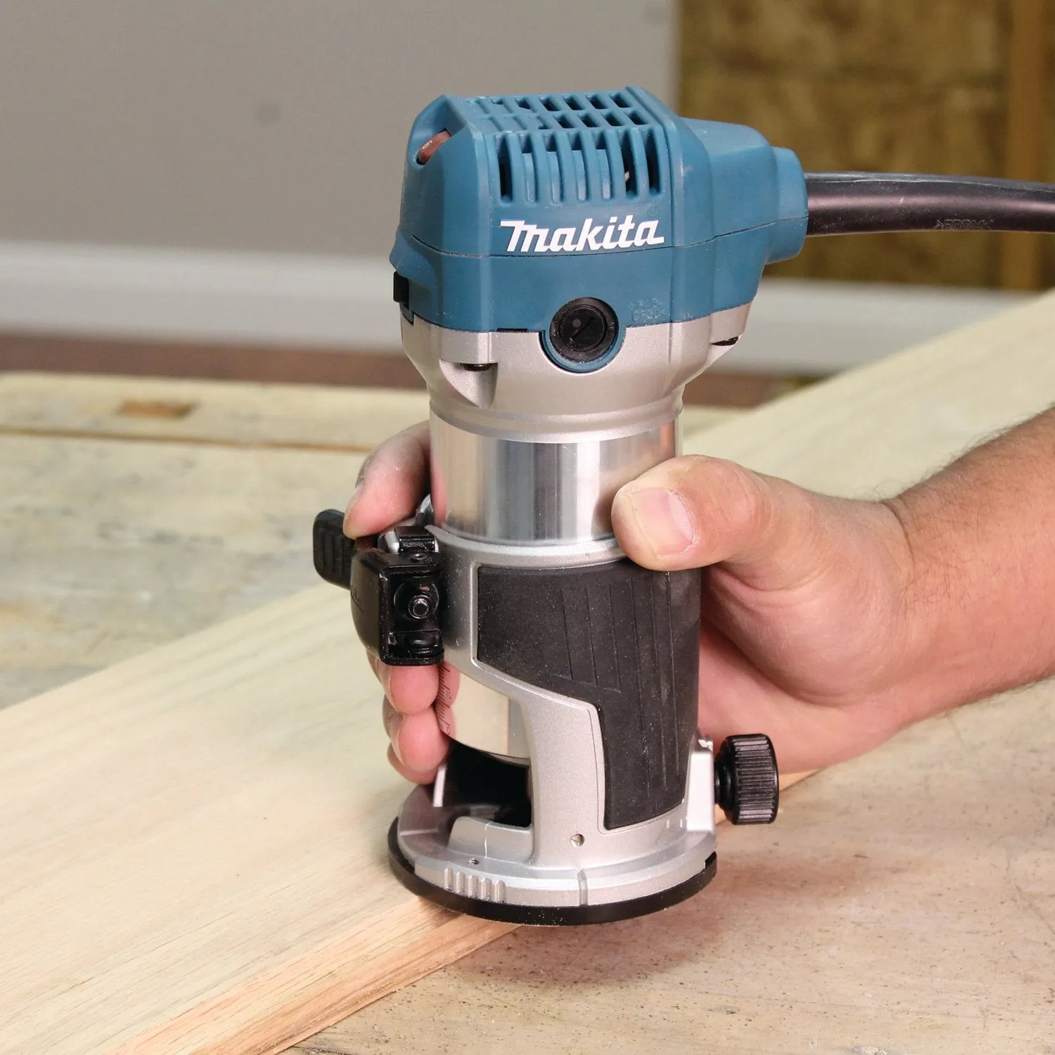 Makita (RT0701C-R) 1-1/4 HP Compact Router (Factory Reconditioned)